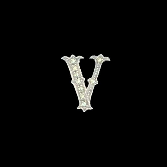 🆕 VINTAGE "V" Gothic Sterling Marcasite Pin 925 Silver Initial Brooch - Picture 2 of 4